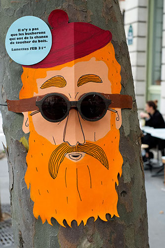 Street marketing, un masque de bucheron à lunettes marrons FEB 31 th est attaché sur un tronc d'arbre. Design les soeurs siamoises.
