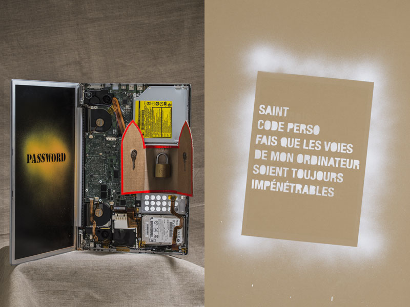 Sur l'autel une sculpture représente le dieu du code binaire à l'aide d'un ordinateur Apple avec un cadenas. Design les soeurs siamoises.