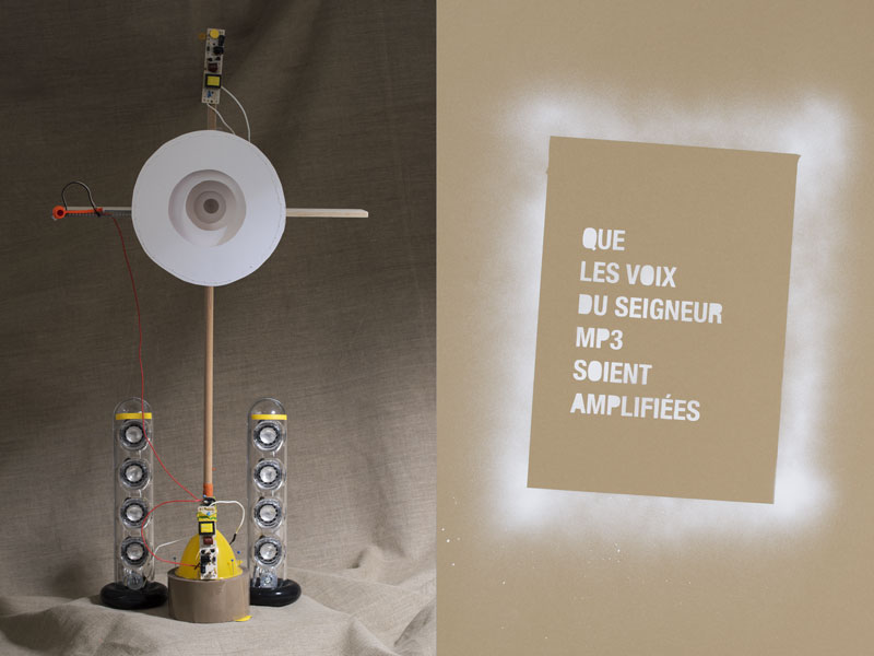 Sur l'autel une sculpture représente le dieu du MP3 à l'aide d'une croix en balsa et d'amplificateurs design, design les soeurs siamoises