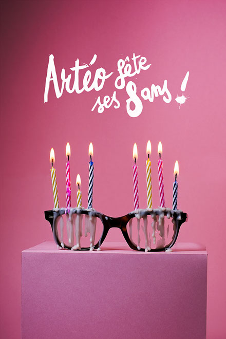 Affiche pour l'anniversaire de la boutique Artéo représentant une paire de lunettes sur lequel fondent des bougies d'anniversaire 