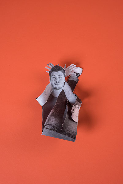 Personnage en papier qui est plié de manière à donner l'illusion d'une contorsion.