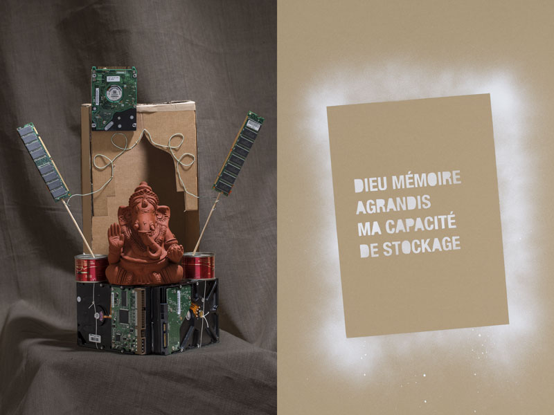Sur l'autel une sculpture représente le dieu de la mémoire à l'aide d'un Ganesh et de disques durs. Design les soeurs siamoises