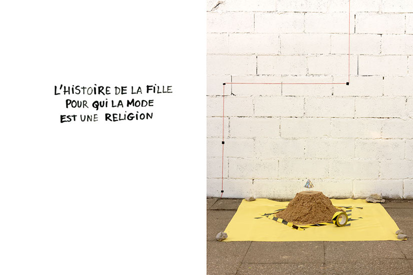 Pyramide en carton irisée en lévitation au dessus d'un tas de sable de chantier.