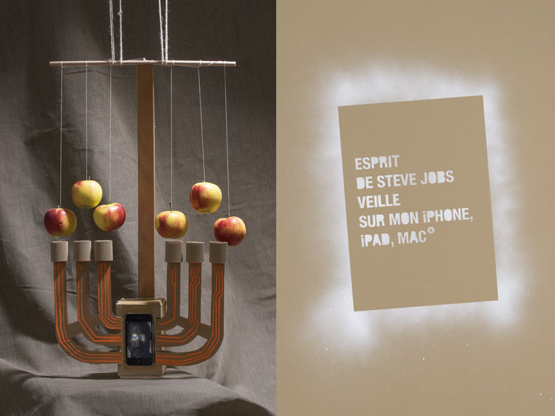 Sur l'autel une sculpture hommage à Steve Jobs représente un chandelier avec ds pommes et un I-Phone. Design les soeurs siamoises.