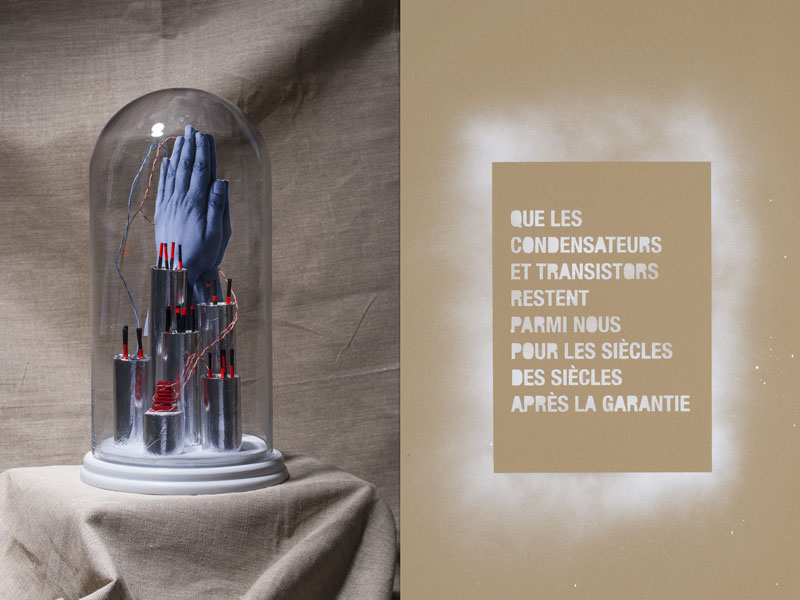 Sur l'autel une sculpture sous cloche de verre rend hommage aux condensateurs. Design les soeurs siamoises.