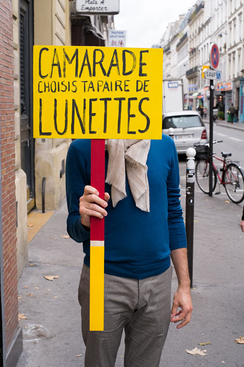 Pancartes de manifestation. Camarade choisis ta paire de lunettes. Design les soeurs siamoises. 