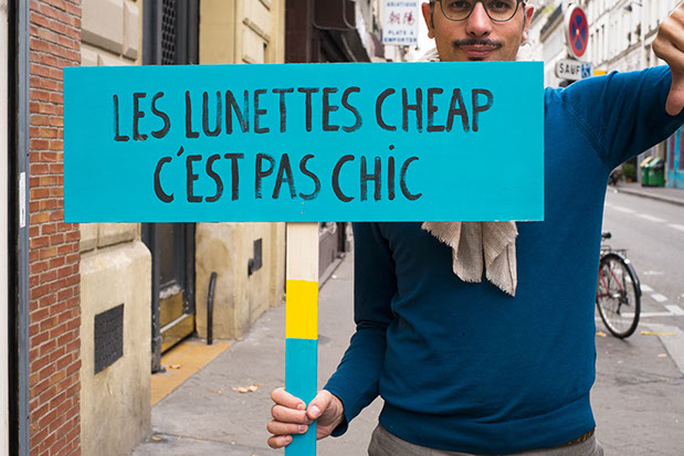 Pancartes de manifestation. Les lunettes cheap c'est pas chic. Design les soeurs siamoises. 