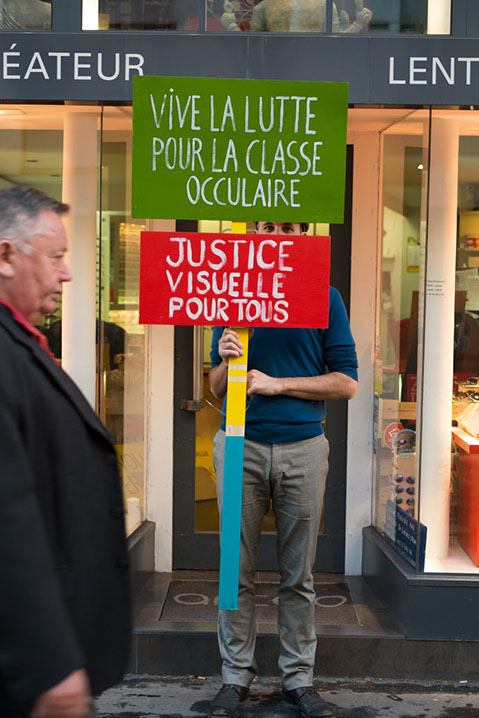 Pancartes de manifestation. Vive la lutte pour la classe occulaire et justice visuelle pour tous. Design les soeurs siamoises. 