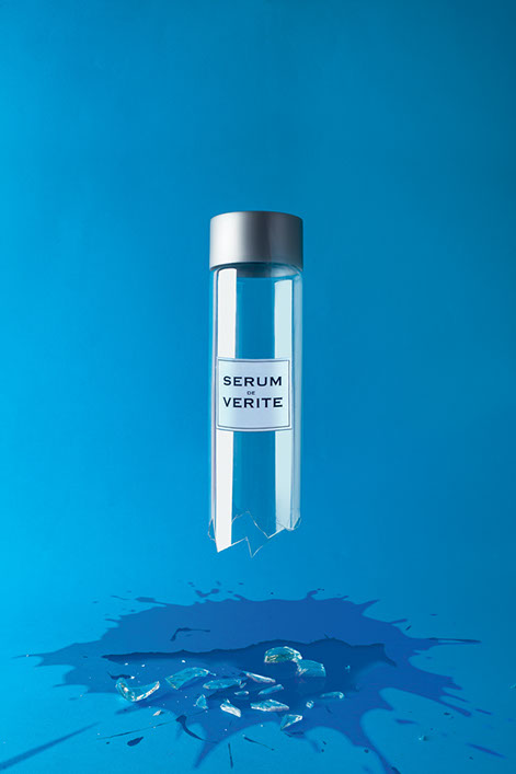 Couverture du magazine Pinocchio montrant une bouteille censée être un sérum de vérité, la bouteille est cassée par les soeurs siamoises