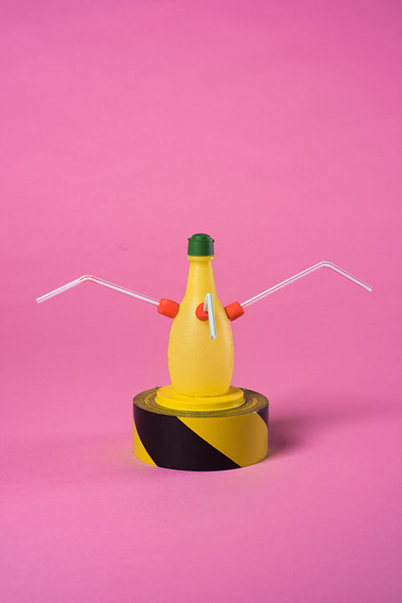 Ready hand made proposition d'une fontaine en plastique design avec des pailles par les soeurs siamoises
