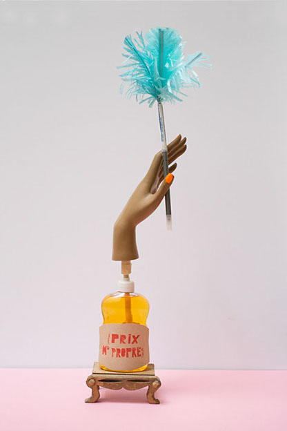 Trophées pour l'opticien Artéo qui représente une main tenant un plumeau de papier raccordé à une bouteille de produit pour laver la vaisselle.