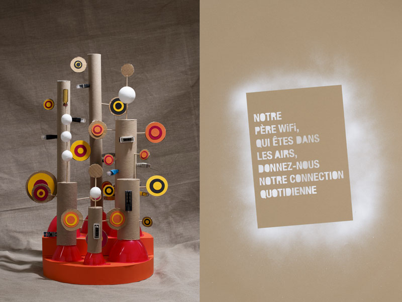 Sur l'autel une sculpture représente le dieu wifi à l'aide de rouleaux de cartons et de ronds en carton, design les soeurs siamoises